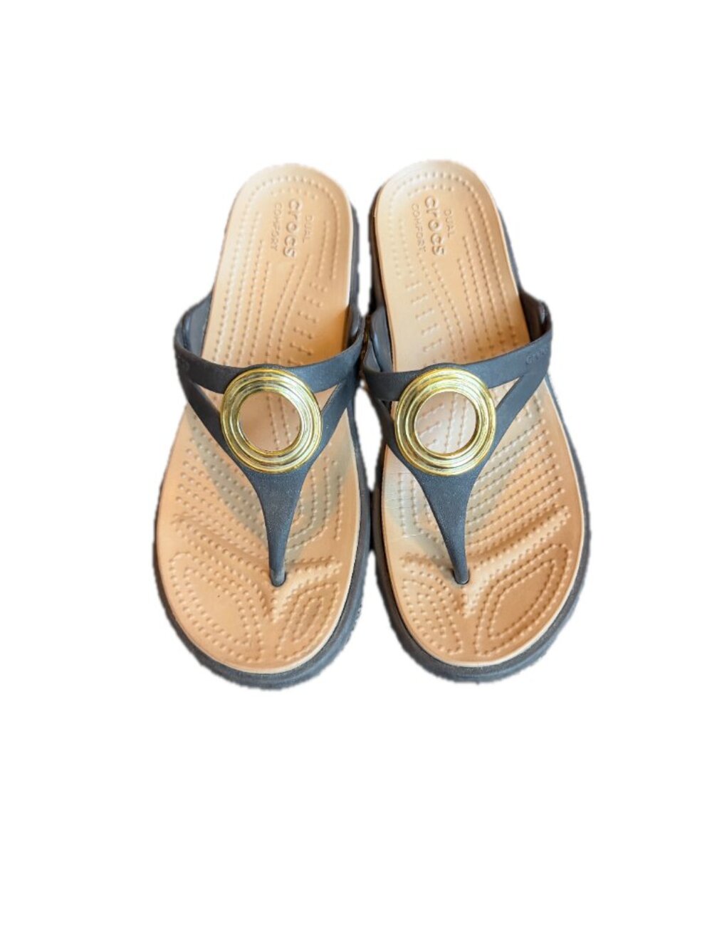 Crocs Black Gold O Ring Wedge Flip Flop Sandals Lightweight Strap Size 8 Women's - Picture 2 of 11